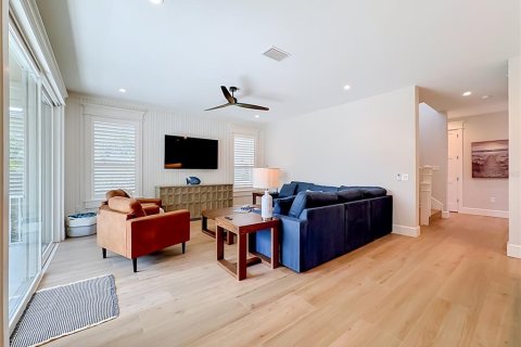 House in Holmes Beach, Florida 4 bedrooms, 216 sq.m. № 2151937 - photo 8