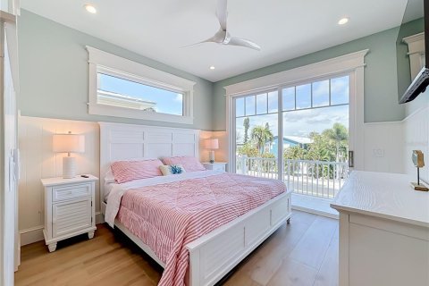 House in Holmes Beach, Florida 4 bedrooms, 216 sq.m. № 2151937 - photo 30