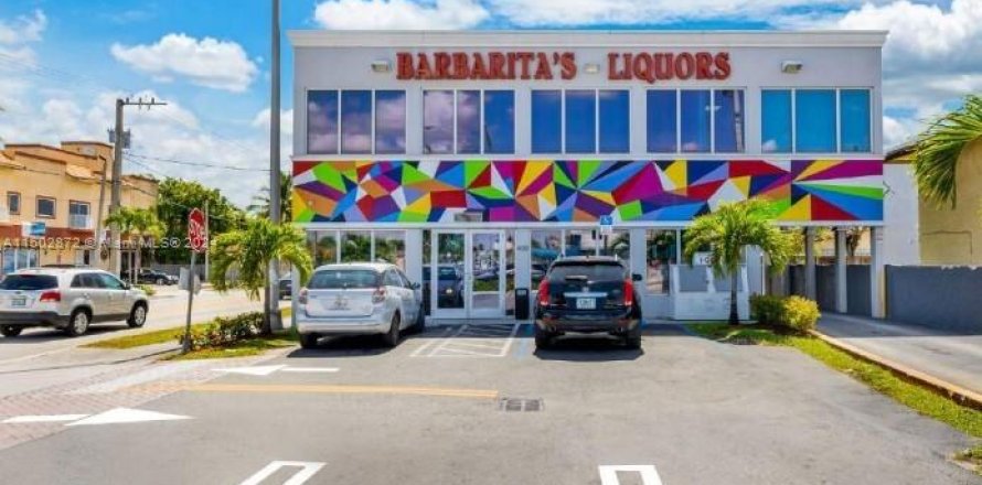 Commercial property in Hialeah, Florida № 1985014