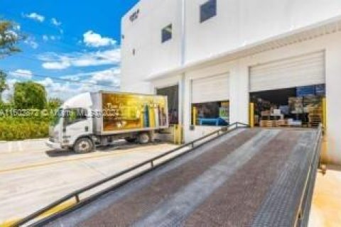Commercial property in Hialeah, Florida № 1985014 - photo 8