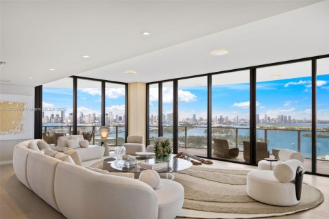 Condo in Miami Beach, Florida, 4 bedrooms  № 1974371 - photo 1