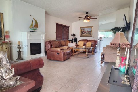 House in Hollywood, Florida 4 bedrooms, 161.65 sq.m. № 1936219 - photo 6