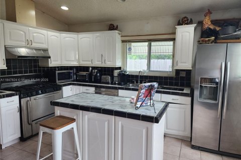 House in Hollywood, Florida 4 bedrooms, 161.65 sq.m. № 1936219 - photo 8