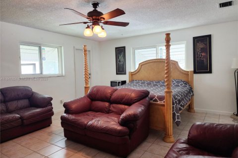 House in Hollywood, Florida 4 bedrooms, 161.65 sq.m. № 1936219 - photo 11