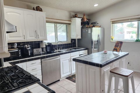 House in Hollywood, Florida 4 bedrooms, 161.65 sq.m. № 1936219 - photo 7