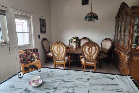 House in Hollywood, Florida 4 bedrooms, 161.65 sq.m. № 1936219 - photo 10