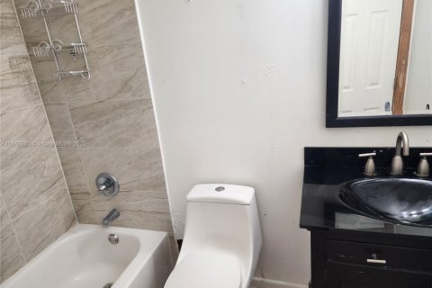 House in Hollywood, Florida 4 bedrooms, 161.65 sq.m. № 1936219 - photo 13