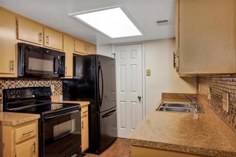 Condo in Orlando, Florida, 2 bedrooms  № 2388235 - photo 8