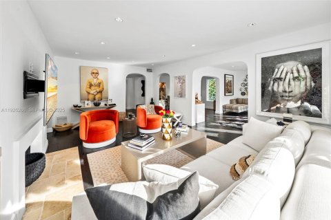 House in Miami Beach, Florida 5 bedrooms, 331.2 sq.m. № 1990060 - photo 4