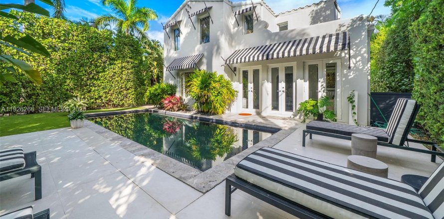 House in Miami Beach, Florida 5 bedrooms, 331.2 sq.m. № 1990060