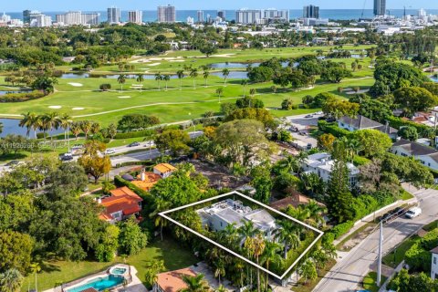 House in Miami Beach, Florida 5 bedrooms, 331.2 sq.m. № 1990060 - photo 10