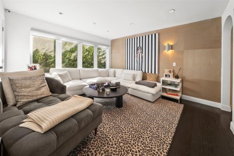 House in Miami Beach, Florida 5 bedrooms, 331.2 sq.m. № 1990060 - photo 23