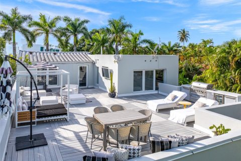 House in Miami Beach, Florida 5 bedrooms, 331.2 sq.m. № 1990060 - photo 3