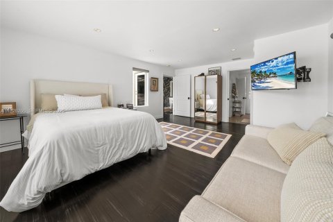 House in Miami Beach, Florida 5 bedrooms, 331.2 sq.m. № 1990060 - photo 29