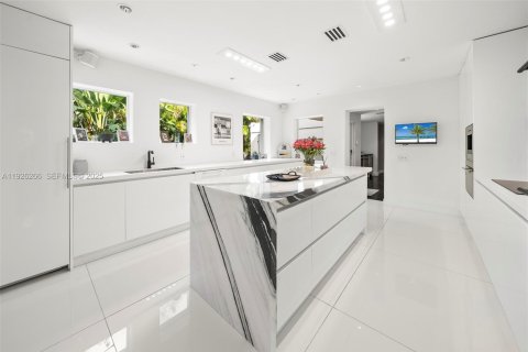 House in Miami Beach, Florida 5 bedrooms, 331.2 sq.m. № 1990060 - photo 21
