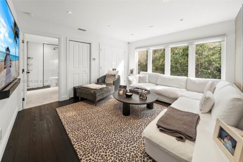 House in Miami Beach, Florida 5 bedrooms, 331.2 sq.m. № 1990060 - photo 7