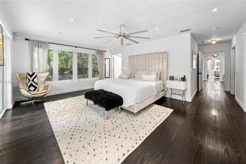 House in Miami Beach, Florida 5 bedrooms, 331.2 sq.m. № 1990060 - photo 8
