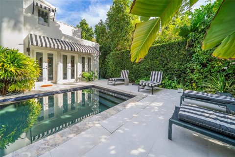 House in Miami Beach, Florida 5 bedrooms, 331.2 sq.m. № 1990060 - photo 14