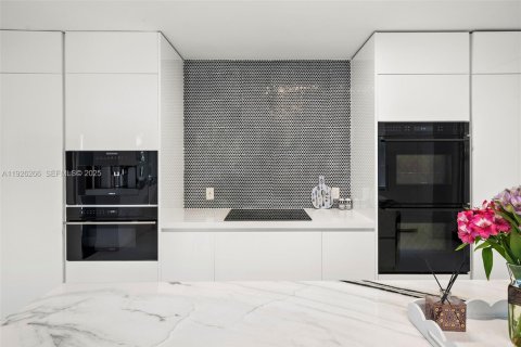 House in Miami Beach, Florida 5 bedrooms, 331.2 sq.m. № 1990060 - photo 22