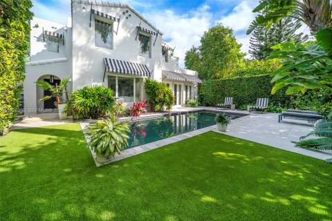 House in Miami Beach, Florida 5 bedrooms, 331.2 sq.m. № 1990060 - photo 13