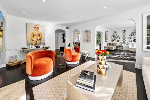 House in Miami Beach, Florida 5 bedrooms, 331.2 sq.m. № 1990060 - photo 17