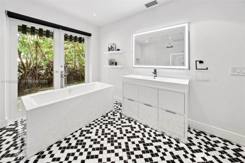 House in Miami Beach, Florida 5 bedrooms, 331.2 sq.m. № 1990060 - photo 27