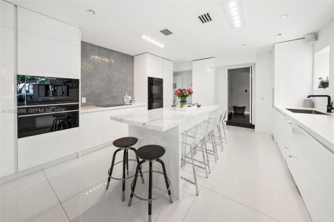 House in Miami Beach, Florida 5 bedrooms, 331.2 sq.m. № 1990060 - photo 5