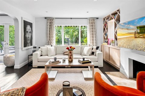 House in Miami Beach, Florida 5 bedrooms, 331.2 sq.m. № 1990060 - photo 16