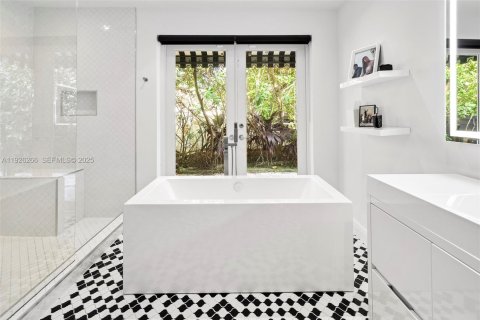 House in Miami Beach, Florida 5 bedrooms, 331.2 sq.m. № 1990060 - photo 9