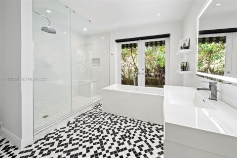 House in Miami Beach, Florida 5 bedrooms, 331.2 sq.m. № 1990060 - photo 26