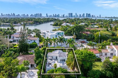 House in Miami Beach, Florida 5 bedrooms, 331.2 sq.m. № 1990060 - photo 11