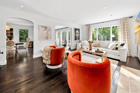 House in Miami Beach, Florida 5 bedrooms, 331.2 sq.m. № 1990060 - photo 18