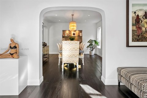 House in Miami Beach, Florida 5 bedrooms, 331.2 sq.m. № 1990060 - photo 19
