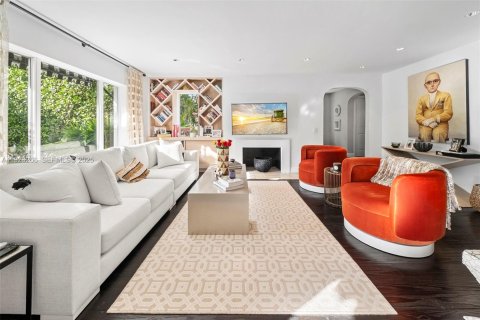 House in Miami Beach, Florida 5 bedrooms, 331.2 sq.m. № 1990060 - photo 15