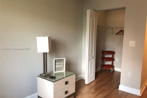 Copropriété à louer à South Miami, Floride: 3 chambres, 108.14 m2 № 1945609 - photo 13