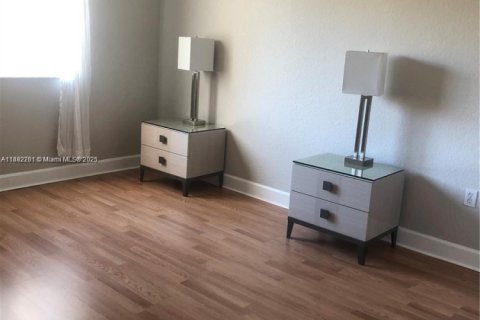 Copropriété à louer à South Miami, Floride: 3 chambres, 108.14 m2 № 1945609 - photo 12