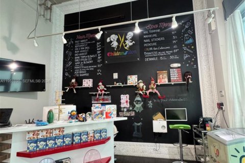 Commercial property in Miami, Florida № 2009046 - photo 11