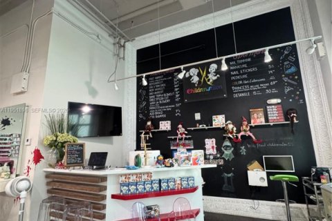 Commercial property in Miami, Florida № 2009046 - photo 2