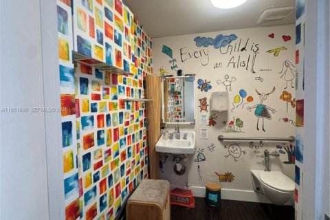 Commercial property in Miami, Florida № 2009046 - photo 8