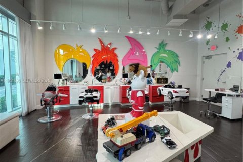 Commercial property in Miami, Florida № 2009046 - photo 9