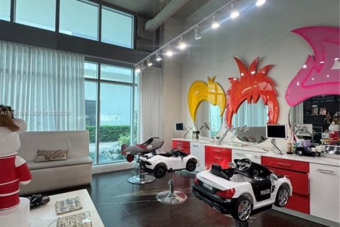 Commercial property in Miami, Florida № 2009046 - photo 4