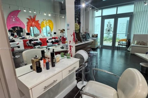 Commercial property in Miami, Florida № 2009046 - photo 14