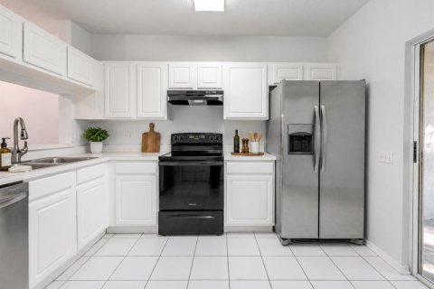 Townhouse in Brandon, Florida 2 bedrooms, 103.12 sq.m. № 2093436 - photo 9