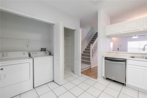 Townhouse in Brandon, Florida 2 bedrooms, 103.12 sq.m. № 2093436 - photo 16