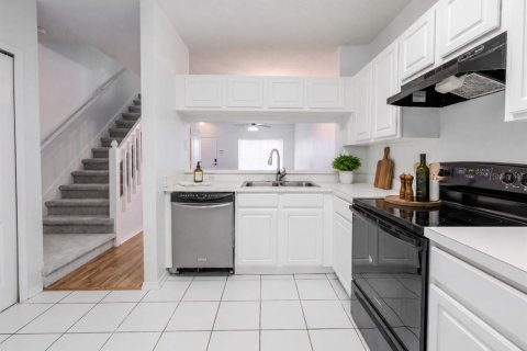 Townhouse in Brandon, Florida 2 bedrooms, 103.12 sq.m. № 2093436 - photo 8