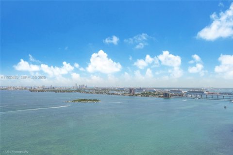 Condo in Miami, Florida, 1 bedroom № 2152481 - photo 3