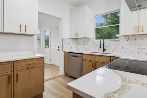 House in Saint Petersburg, Florida 2 bedrooms, 112.41 sq.m. № 2226163 - photo 7