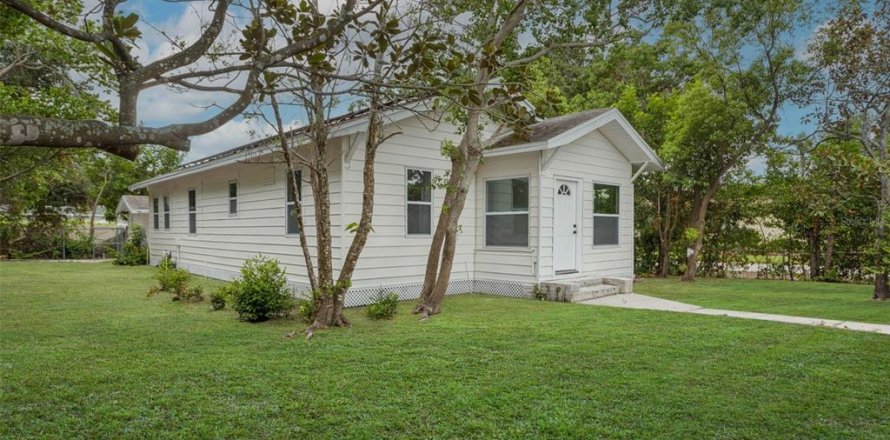 House in Saint Petersburg, Florida 2 bedrooms, 112.41 sq.m. № 2226163