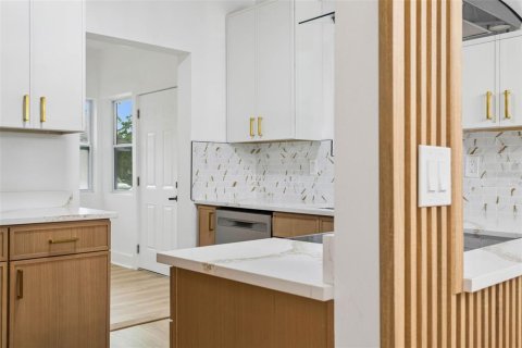 House in Saint Petersburg, Florida 2 bedrooms, 112.41 sq.m. № 2226163 - photo 4
