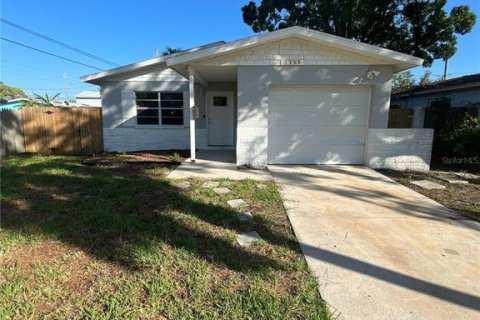 House in Saint Petersburg, Florida 3 bedrooms, 87.79 sq.m. № 1803288 - photo 1